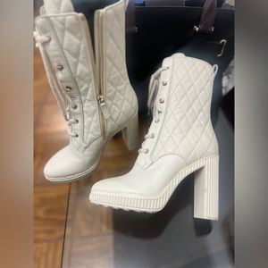 Tod's lace-up ankle boot quilted leather upper with bold block heel